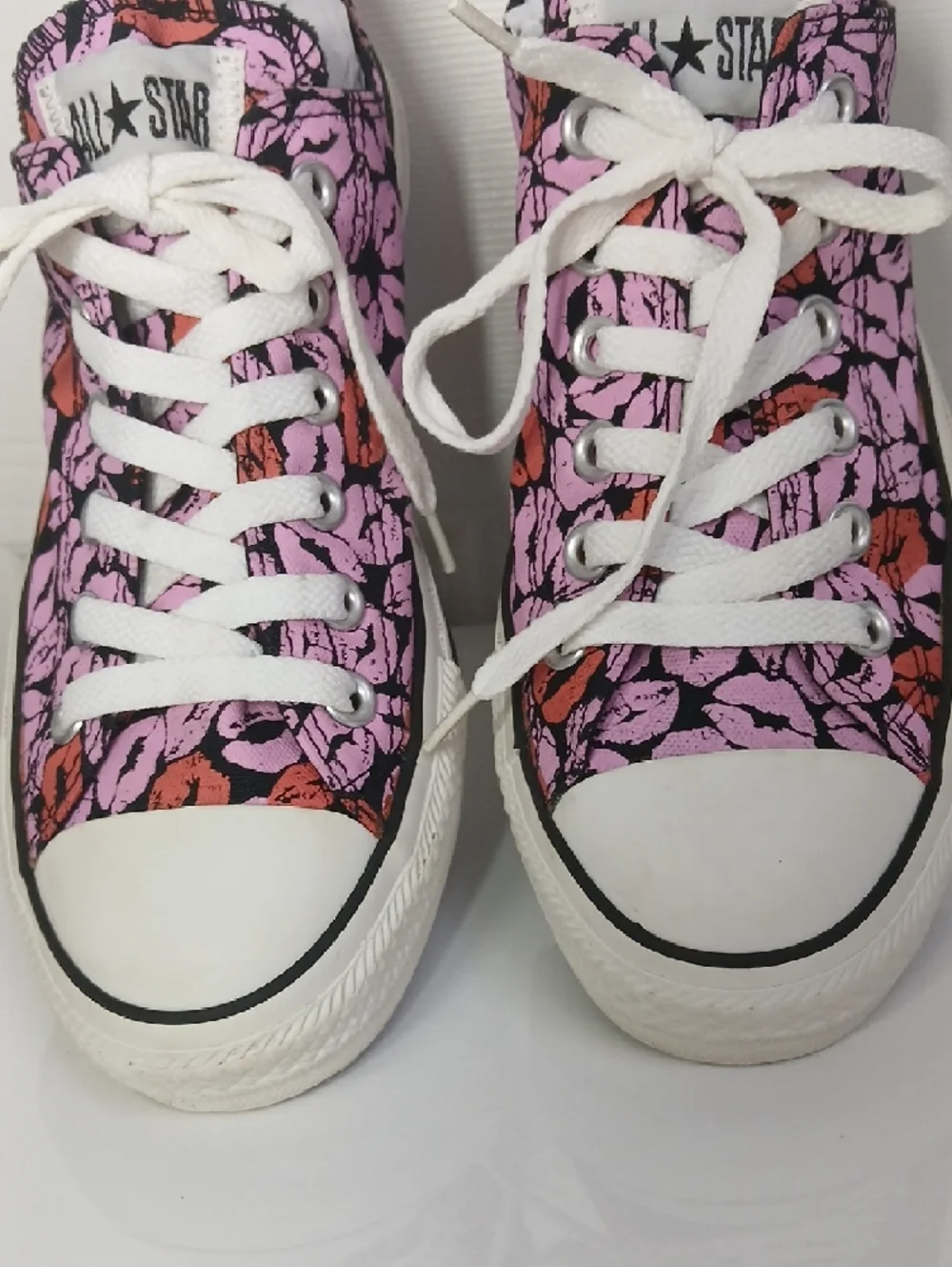 Converse Chuck Taylor All Star Low Top Pink & Red Lip Print Sneakers - Picture 2 of 16